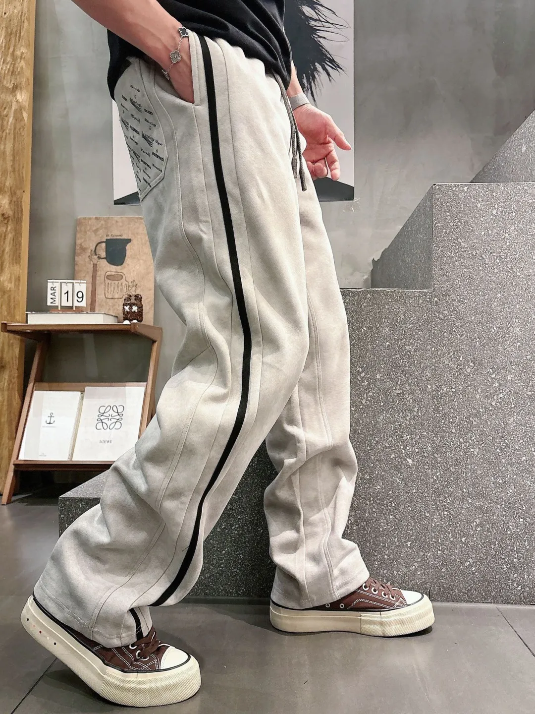 Balenciaga 🆕2026 Autumn and Winter New Arrival Casual Pants! The official website will be released simultaneously. Brand Classic LOGO casual pants, customized fabrics, excellent comfort and strong touch. Highly recognisable, perfect appearance and craftsmanship. Size:M-3XL